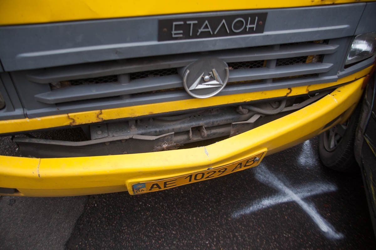 В результате столкновения поврежден бампер маршрутного такси В результате столкновения поврежден бампер маршрутного такси