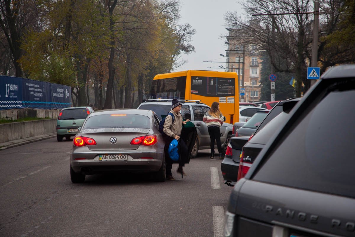 Родители останавливаются, чтобы высадить детей в школу, прямо посреди проезжей части Родители останавливаются, чтобы высадить детей в школу, прямо посреди проезжей части