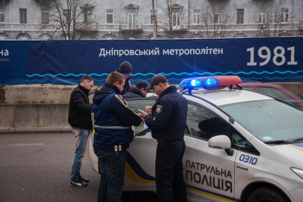 На месте аварии работает полиция На месте аварии работает полиция