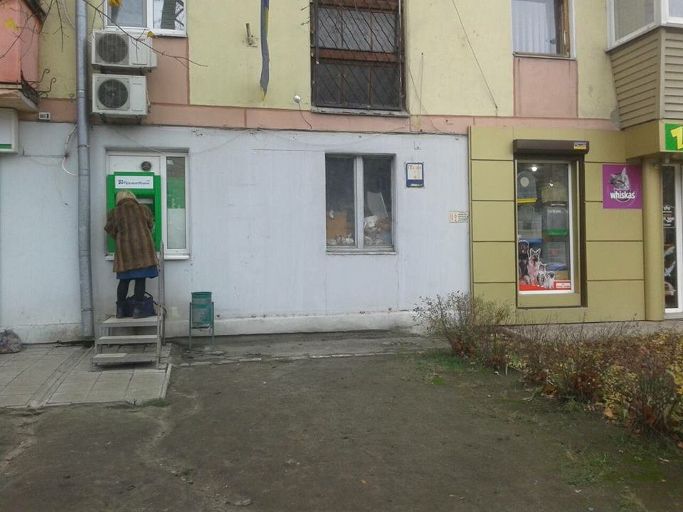 Отсутствие рекламы открыло обшарпанные стены дома Отсутствие рекламы открыло обшарпанные стены дома