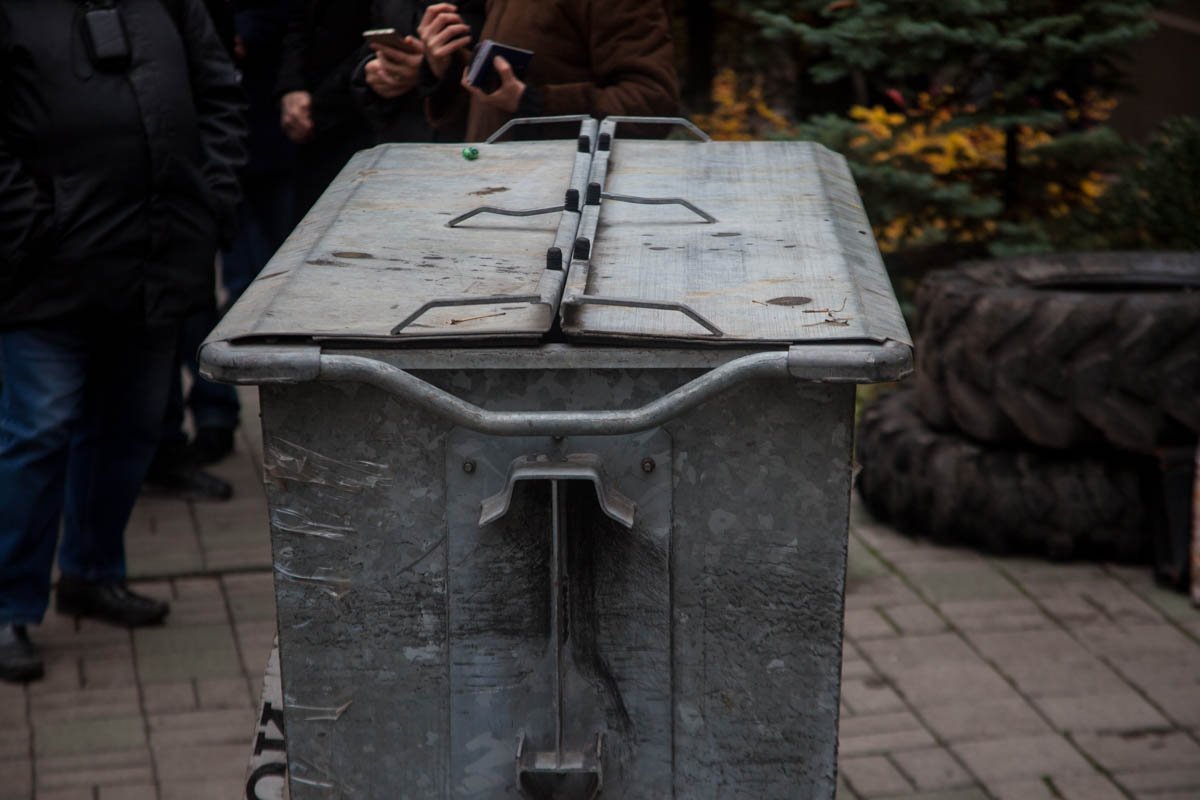 Митингующие прикатили под стены прокуратуры мусорный бак Митингующие прикатили под стены прокуратуры мусорный бак