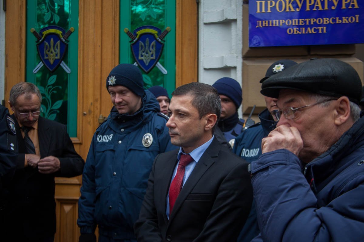 К митингующим вышел заместитель прокурора Днепропетровской области Юрий Черкашин К митингующим вышел заместитель прокурора Днепропетровской области Юрий Черкашин
