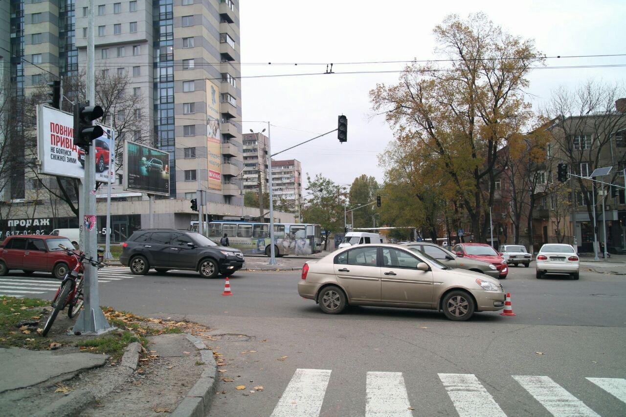 Велосипедист не успел затормозить и врезался в автомобиль Велосипедист не успел затормозить и врезался в автомобиль