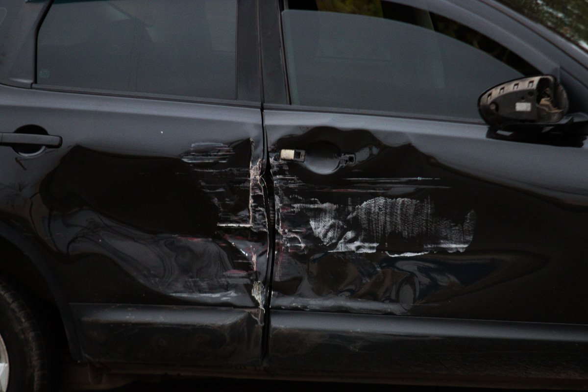 Повреждения Nissan, полученные в результате столкновения Повреждения Nissan, полученные в результате столкновения