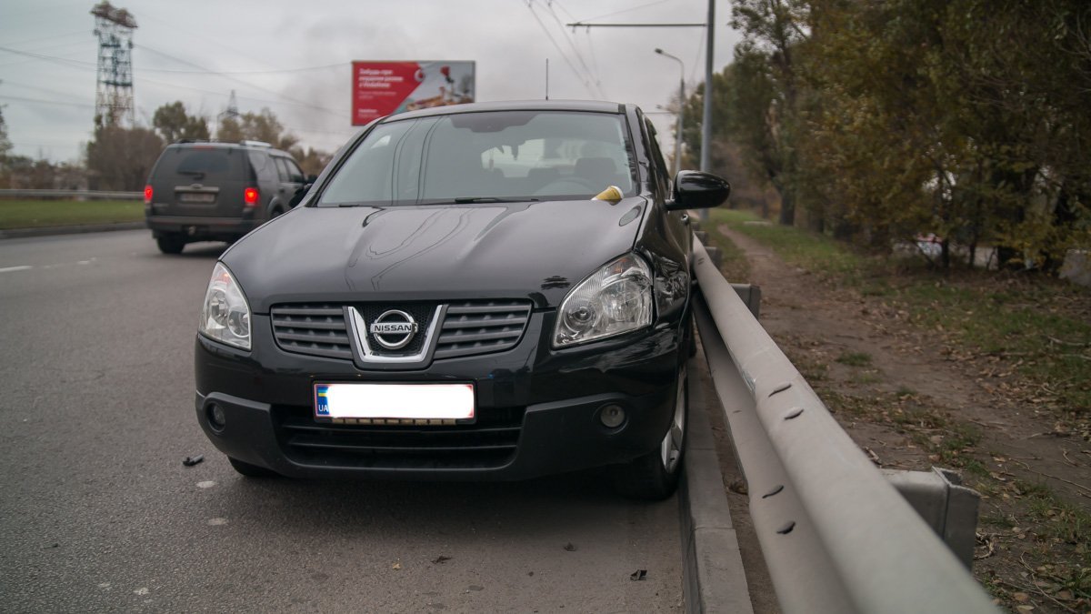 В результате аварии Nissan развернуло и он врезался в боковое ограждение В результате аварии Nissan развернуло и он врезался в боковое ограждение