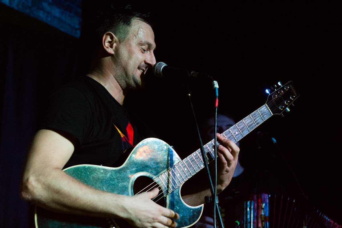 Моя душа, ніби щось чуже, тіло моє стереже