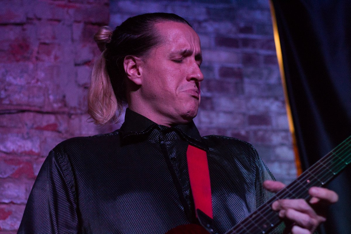 Андрей Попов - виртуозный гитарист и единственный из странствующих дьяков с церковной фамилией