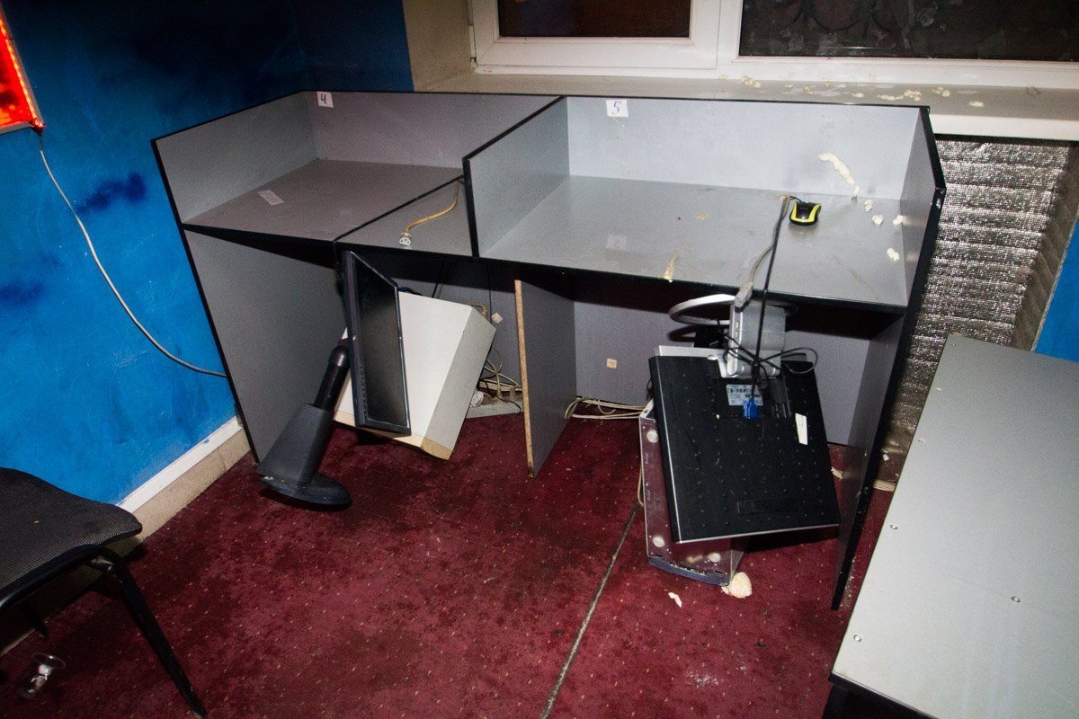 Разбитые компьютеры и мониторы одиноко поникли под столами Разбитые компьютеры и мониторы одиноко поникли под столами