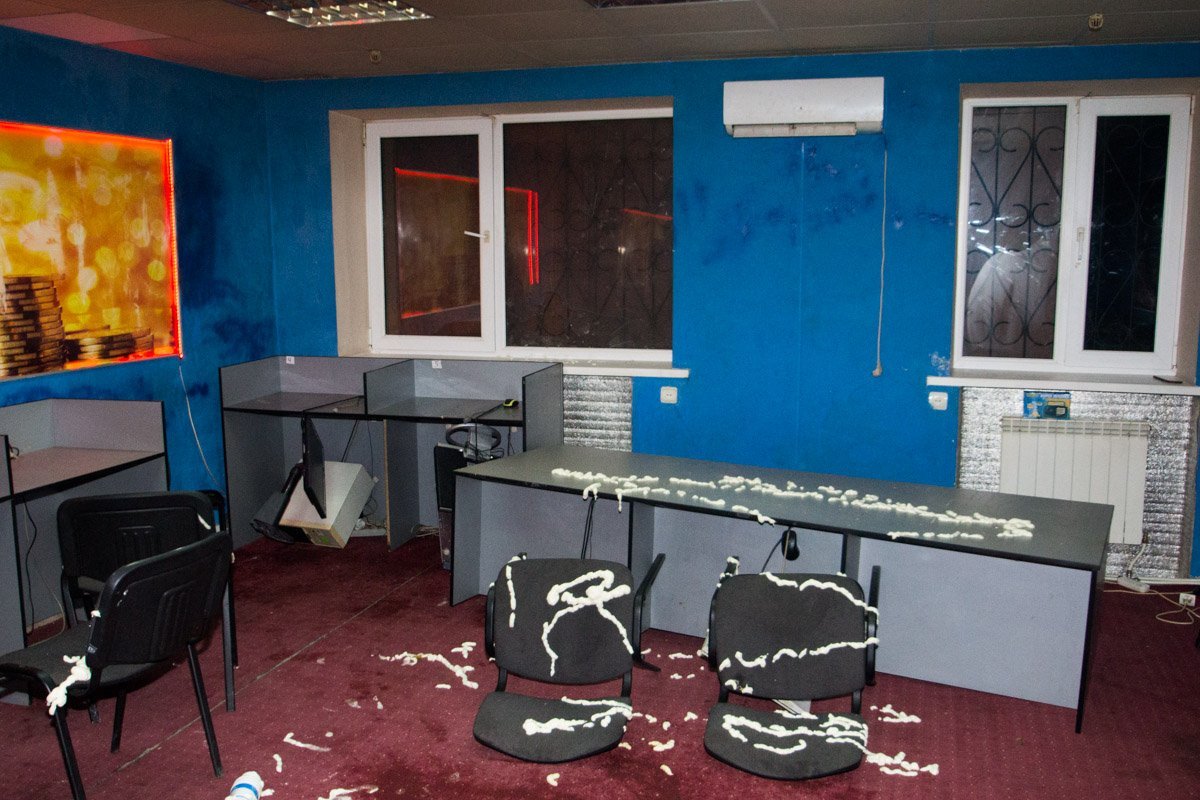 Все помещение пропитано хлоркой и испачкано строительной пеной Все помещение пропитано хлоркой и испачкано строительной пеной