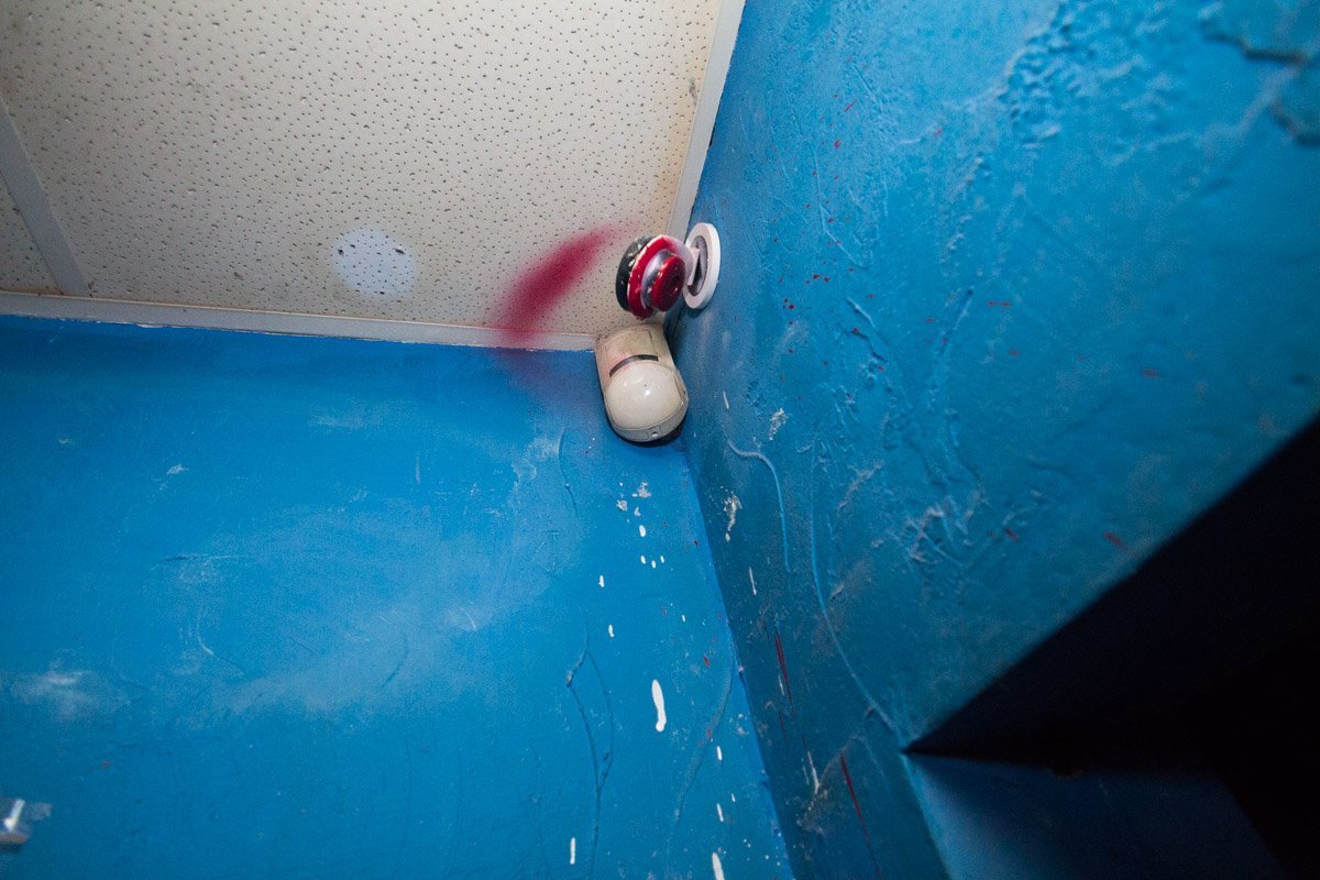 С видеокамерой хулиганы решили не церемониться - ее просто забрызгали краской С видеокамерой хулиганы решили не церемониться - ее просто забрызгали краской