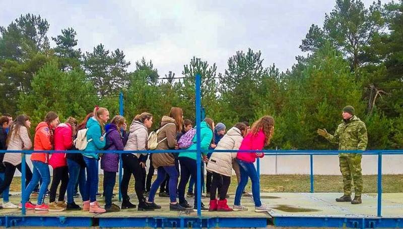 О своей службе детям рассказывают военные