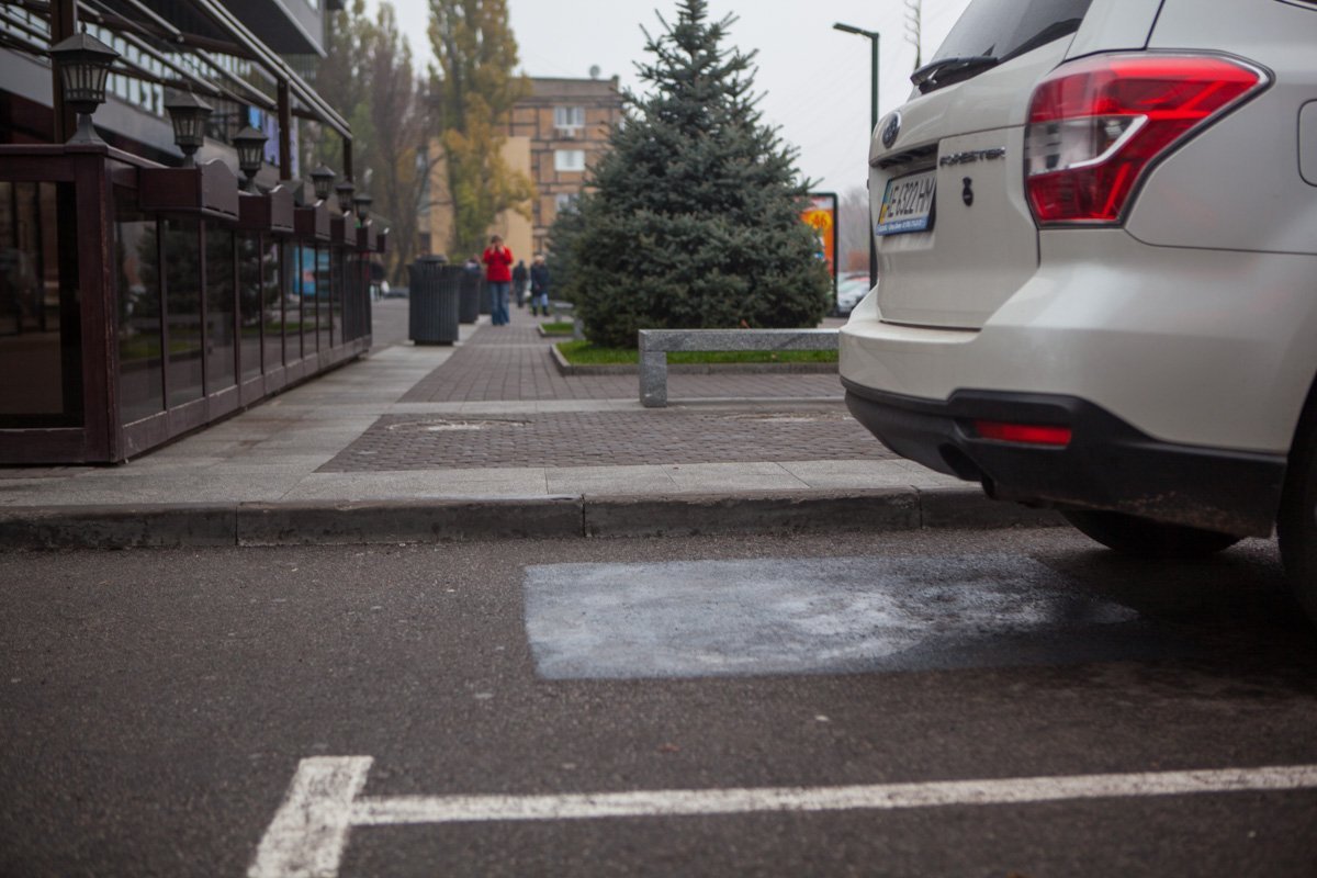 Возле ТЦ "Славутич" закрасили обозначение мест для людей с инвалидностью Возле ТЦ "Славутич" закрасили обозначение мест для людей с инвалидностью