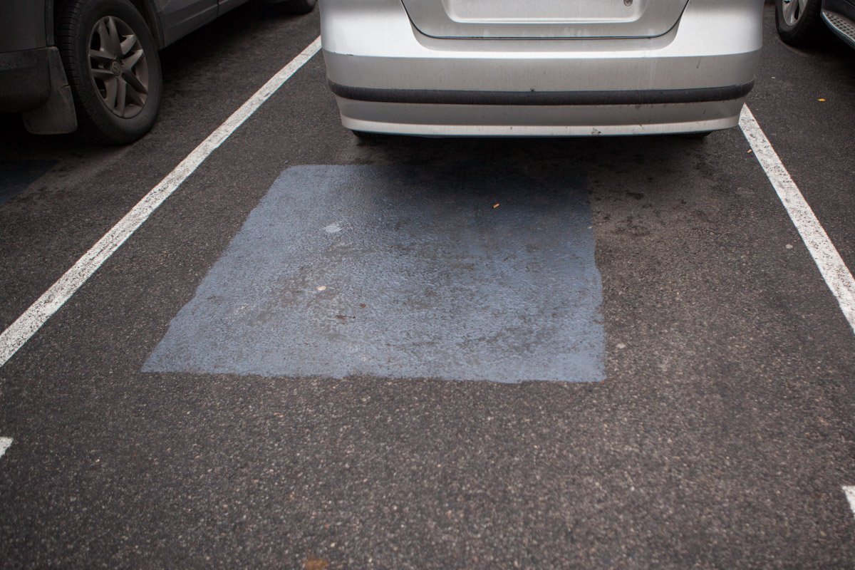 Эти парковочные места перенесли на другую строну ТЦ Эти парковочные места перенесли на другую строну ТЦ