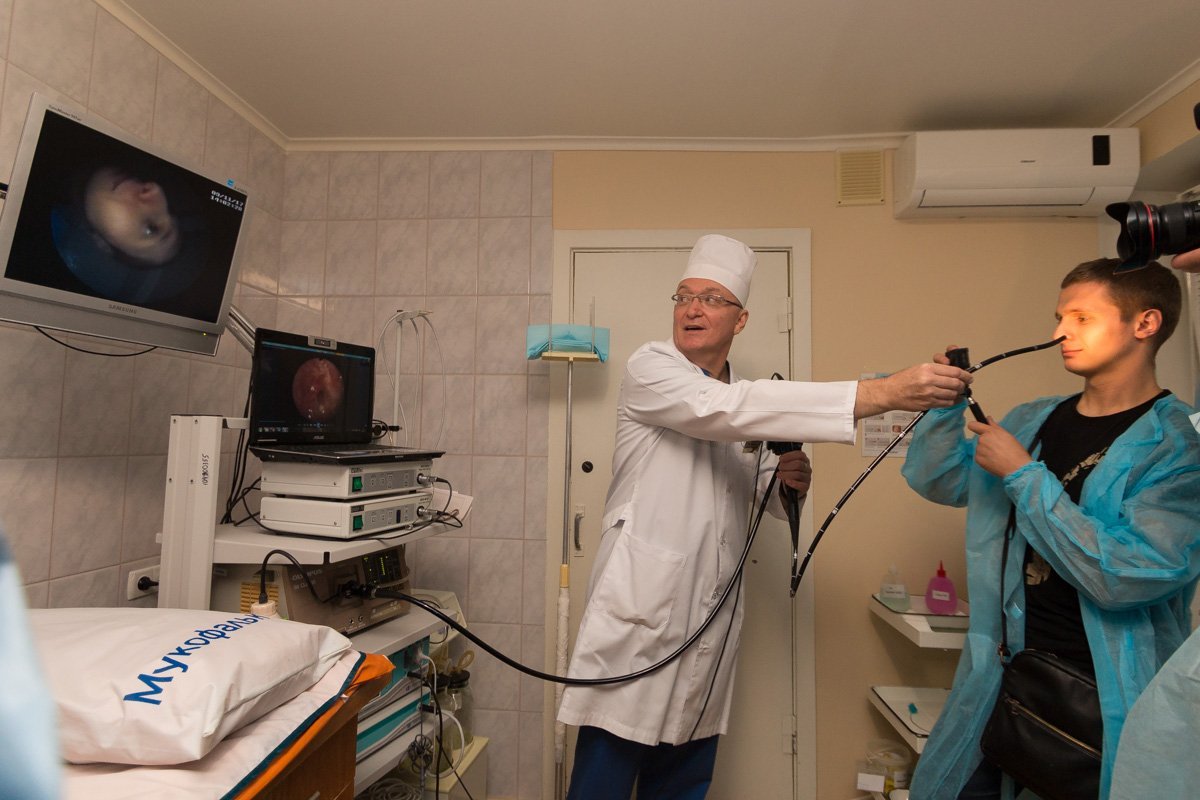 Врач демонстрирует возможности камеры, установленной на оборудовании Врач демонстрирует возможности камеры, установленной на оборудовании