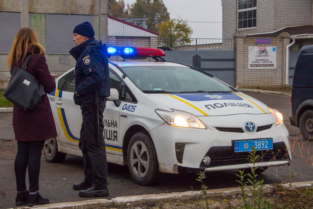 Группа подростков избила бездомного Группа подростков избила бездомного