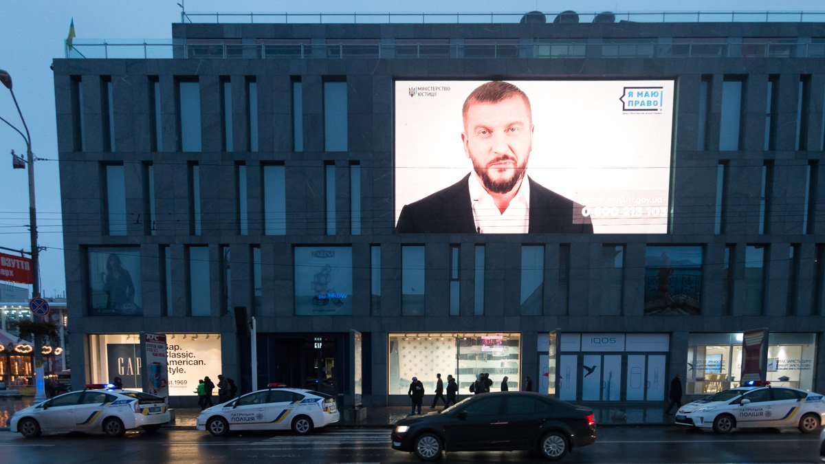 На место прибыло несколько экипажей патрульной полиции На место прибыло несколько экипажей патрульной полиции