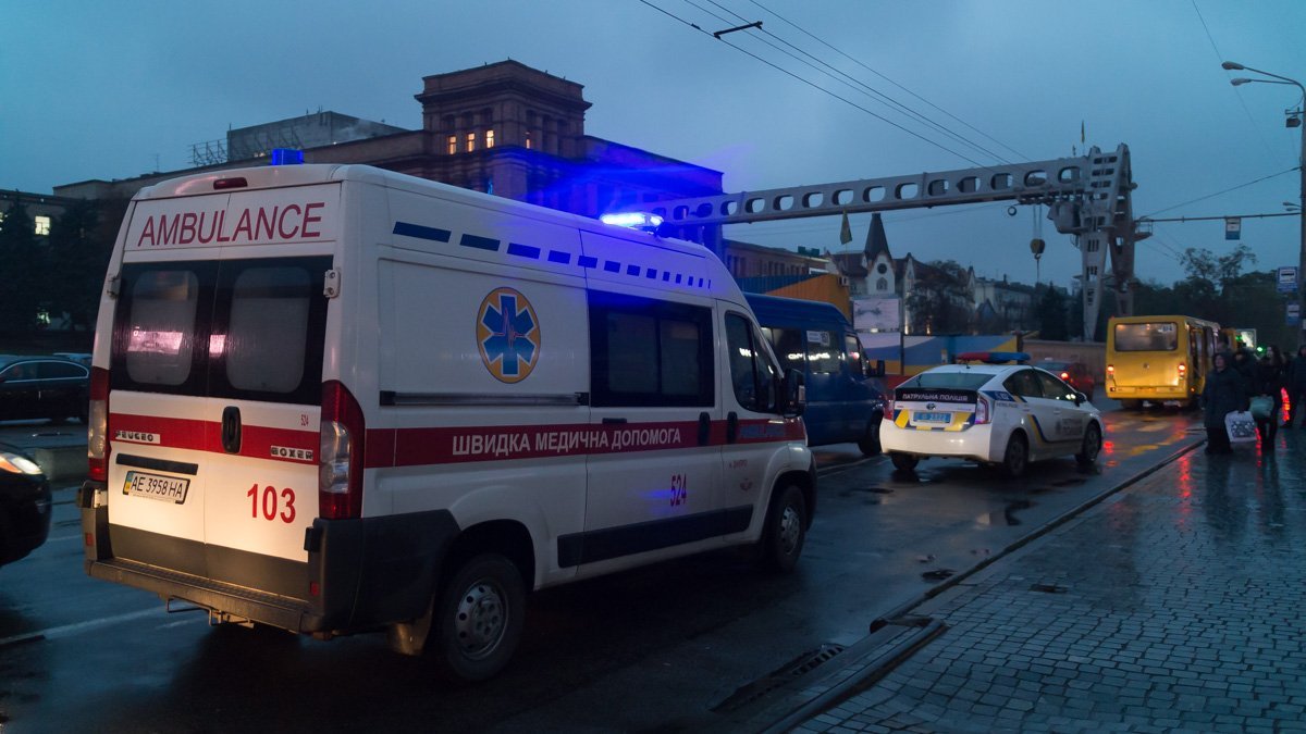 На месте дежурят "скорая помощь" и пожарные На месте дежурят "скорая помощь" и пожарные