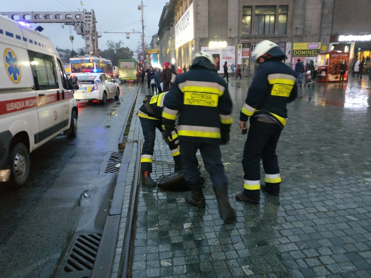 Спасатели проверяют доступ к источникам воды Спасатели проверяют доступ к источникам воды