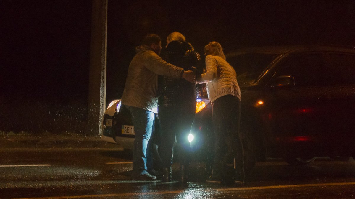 В ожидании приезда медиков и полиции пострадавшую посадили в салон Toyota