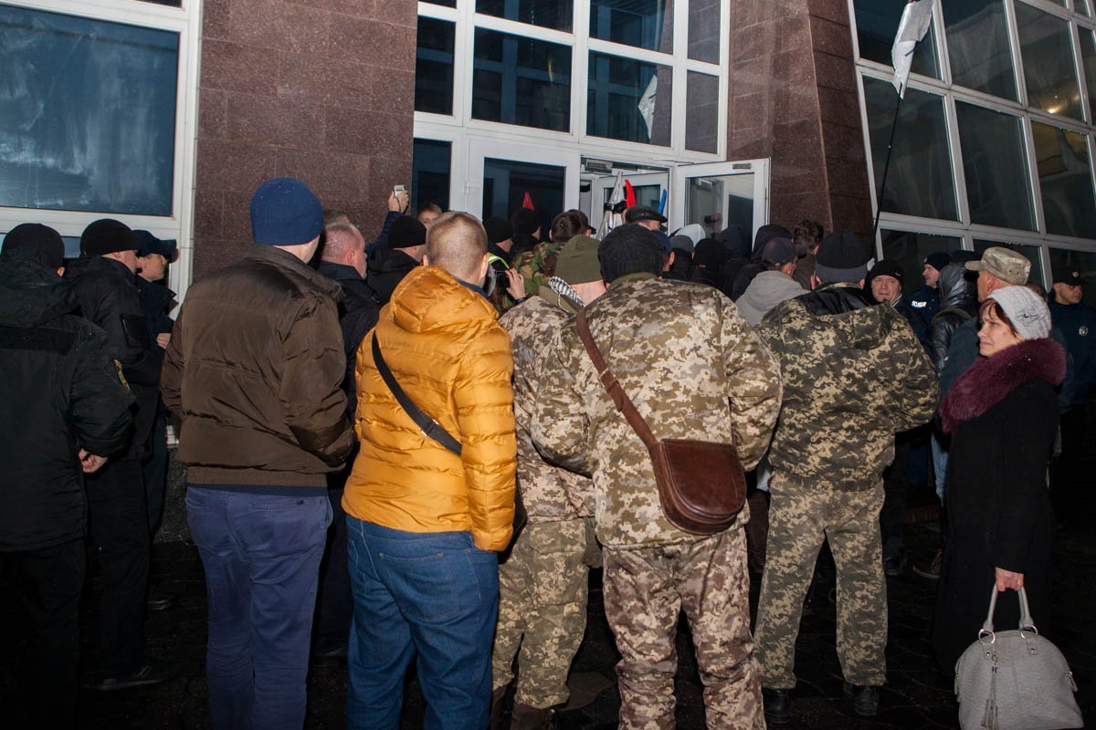 На входе в управление была давка