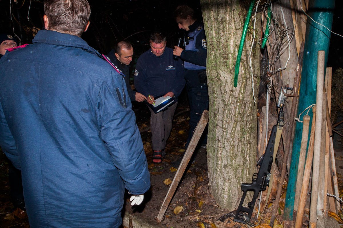 Ружье спрятано на участке соседа Ружье спрятано на участке соседа