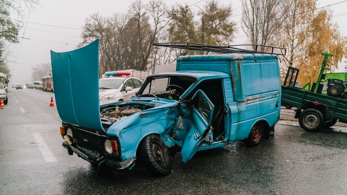 Механические повреждения на автомобиле Москвич