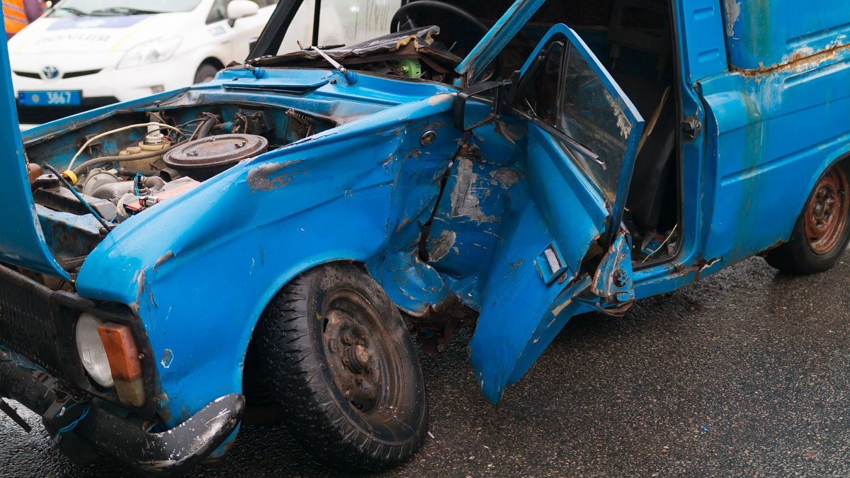 Водитель и пассажир Москвича в больнице