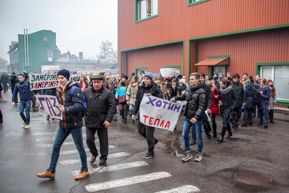 Студенты стояли с плакатами и фаерами Студенты стояли с плакатами и фаерами