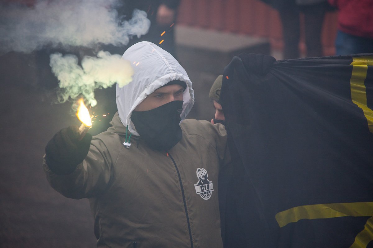 Участники "с14" прошлись на митинге с фаерами и банером Участники "с14" прошлись на митинге с фаерами и банером