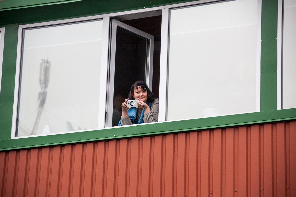 Сотрудники "Днепрогаза" наблюдали за митингом из окон Сотрудники "Днепрогаза" наблюдали за митингом из окон