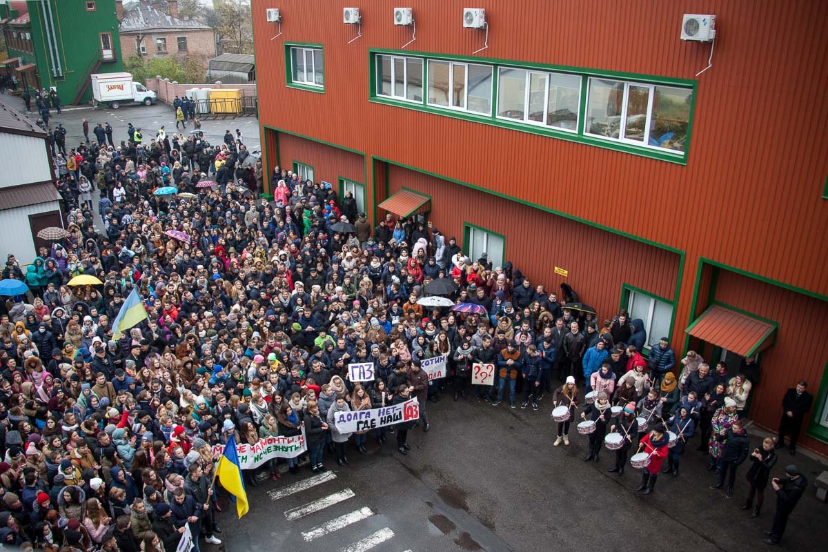 Студенты собрались под окнами "Днепрогаза" с барабанами Студенты собрались под окнами "Днепрогаза" с барабанами