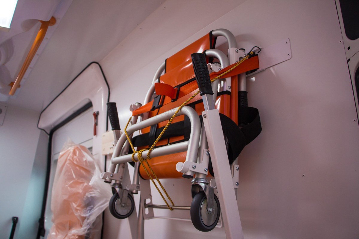 Согласно медицинским стандартам в машине есть инвалидная коляска