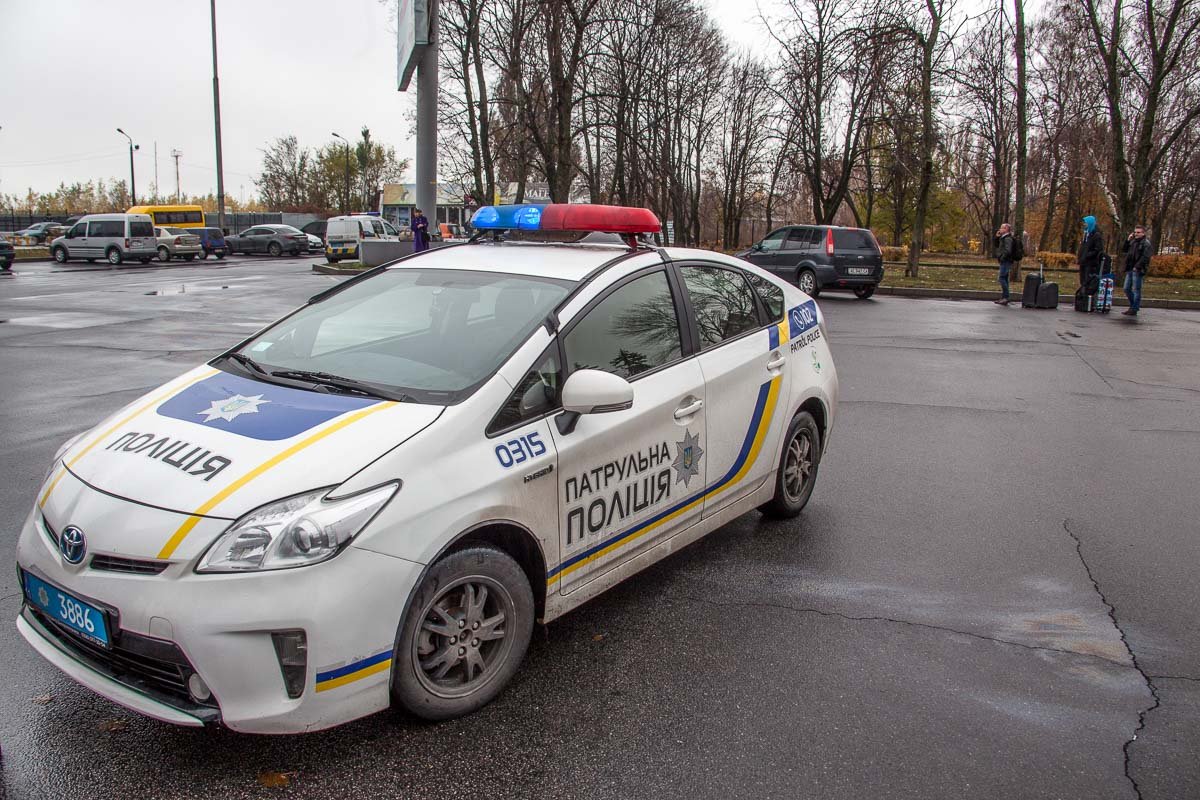 На место происшествия приехали патрули полиции На место происшествия приехали патрули полиции