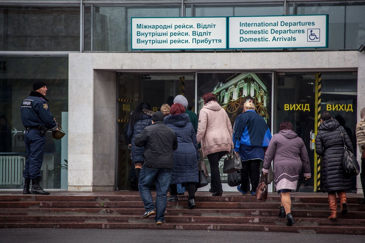 В 13:00 людей снова пустили в аэропорт В 13:00 людей снова пустили в аэропорт