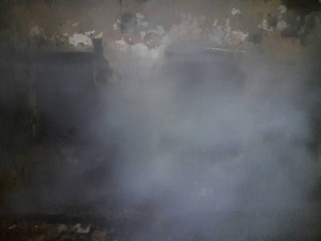 Дом был полностью охвачен пламенем, а кровля обвалилась на пол Дом был полностью охвачен пламенем, а кровля обвалилась на пол