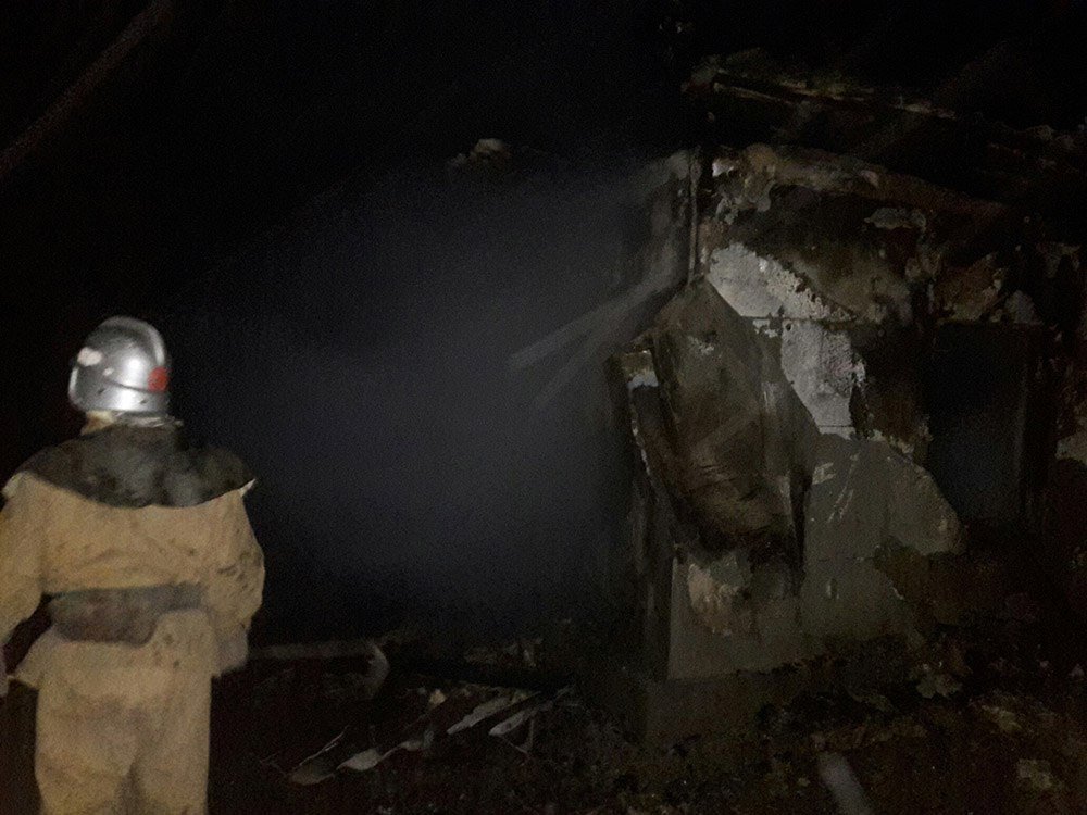 В сгоревших руинах пожарные нашли тело 7-летней девочки В сгоревших руинах пожарные нашли тело 7-летней девочки