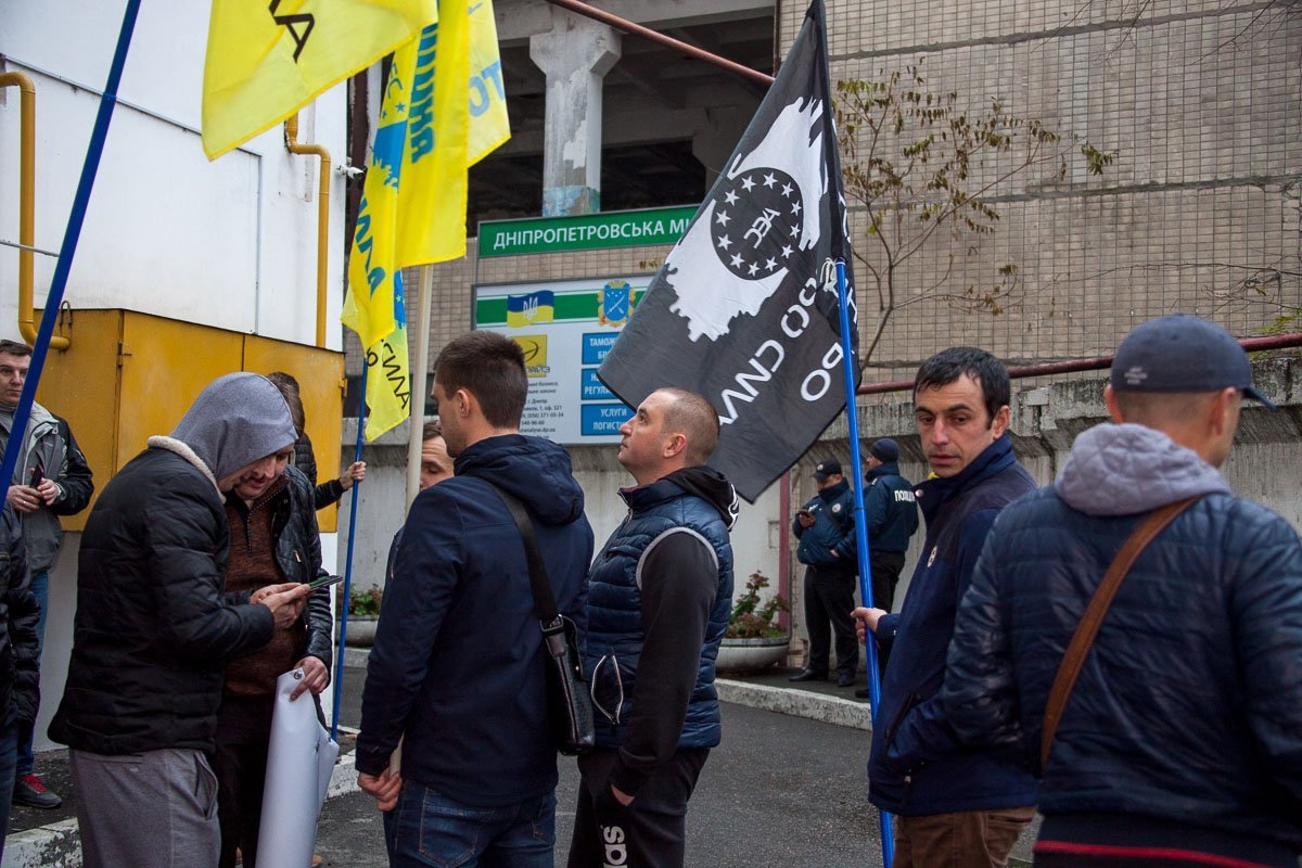 Митингующие требовали сделать автомобили более доступными Митингующие требовали сделать автомобили более доступными