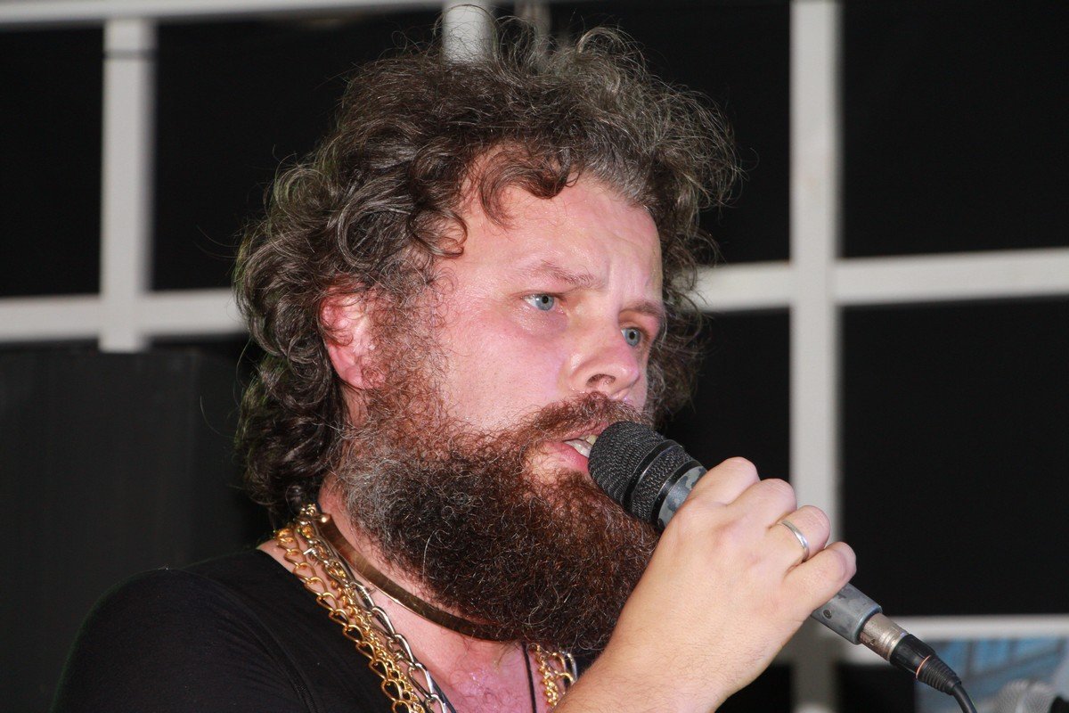 Мене начальство уважає, Мені зарплату повишає, Но я кагда казлов цих віжу, Я всьо равно їх нєнавіжу!