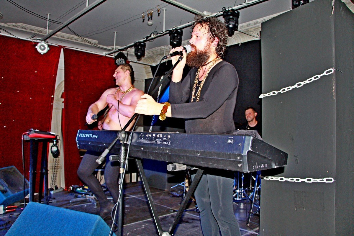 Бо я був пятим елємєнтом, і со звєзди через мєня на зємлю должен опустіться був луч всєлєнського добра