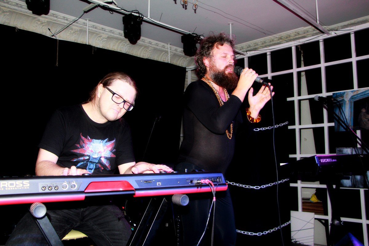 Клавишник Стас Бобрицкий и Альберт Цукренко