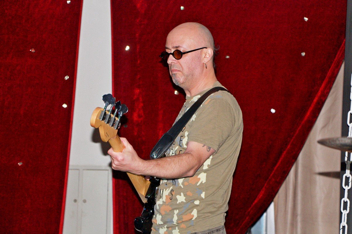 Евгений Крутоголов, бас-гитара