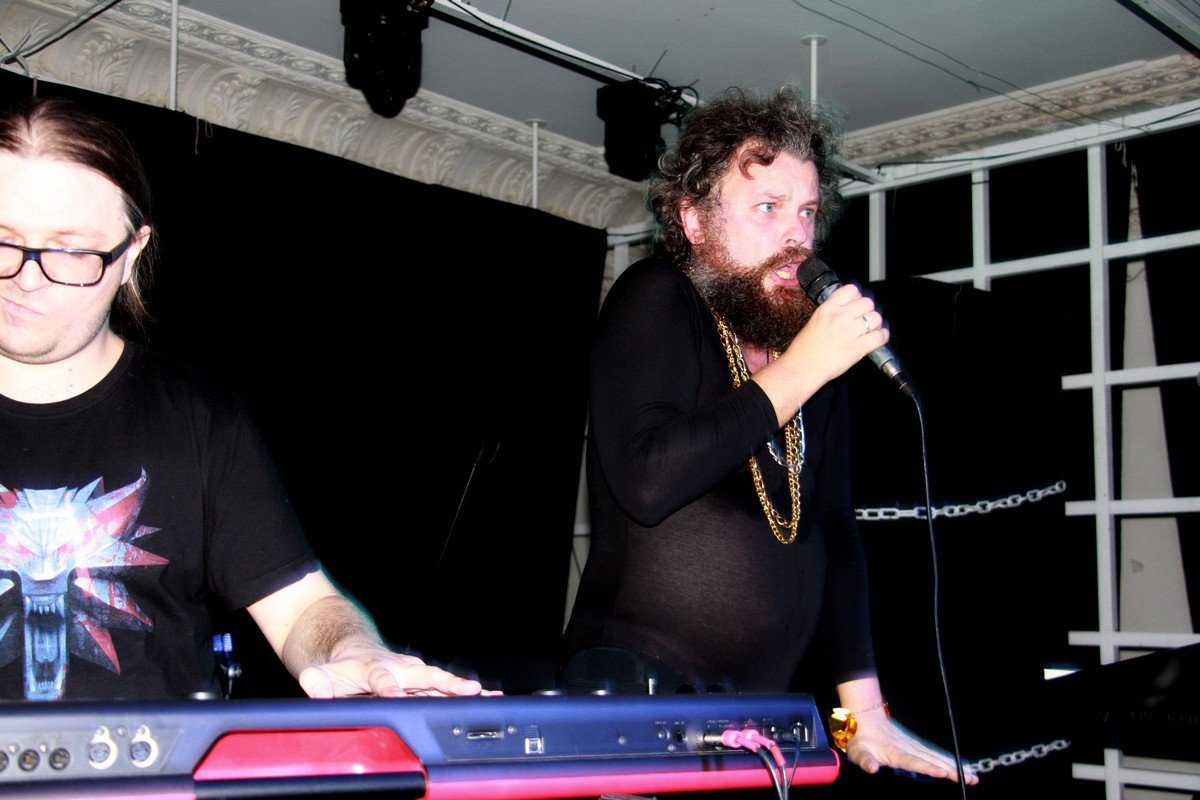 Завжди подвіжний, як рєбьонок, я був пушистий, як катьонак, а зараз я бальна і лиса, пузата офісная криса