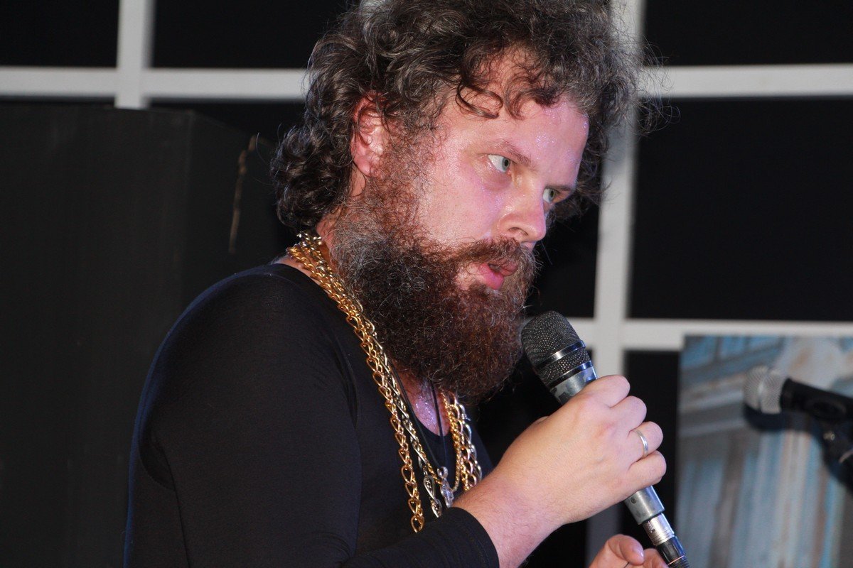 Альберт является большим ценителем творчества Дэвида Боуи