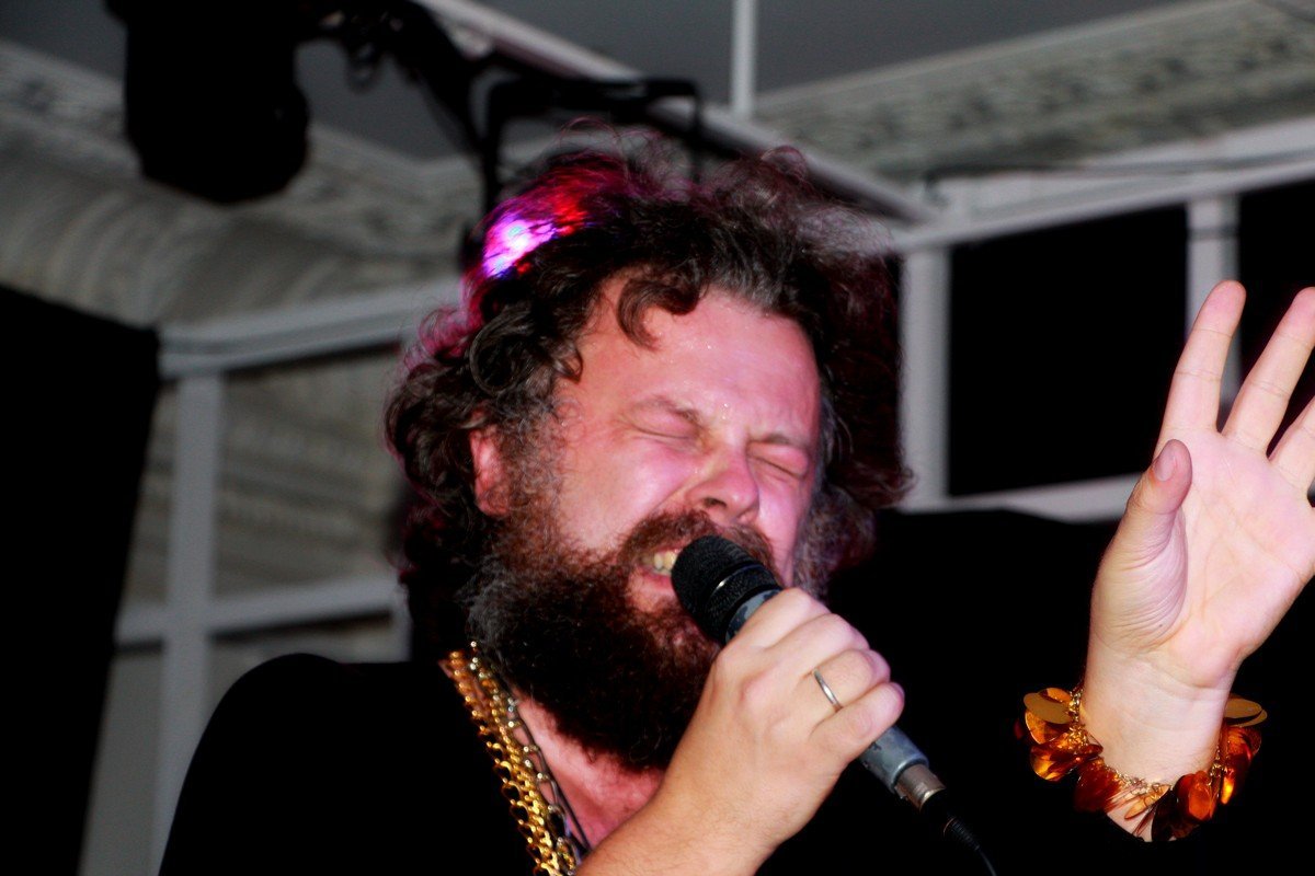 Вокалист в экстазе исполнял песни