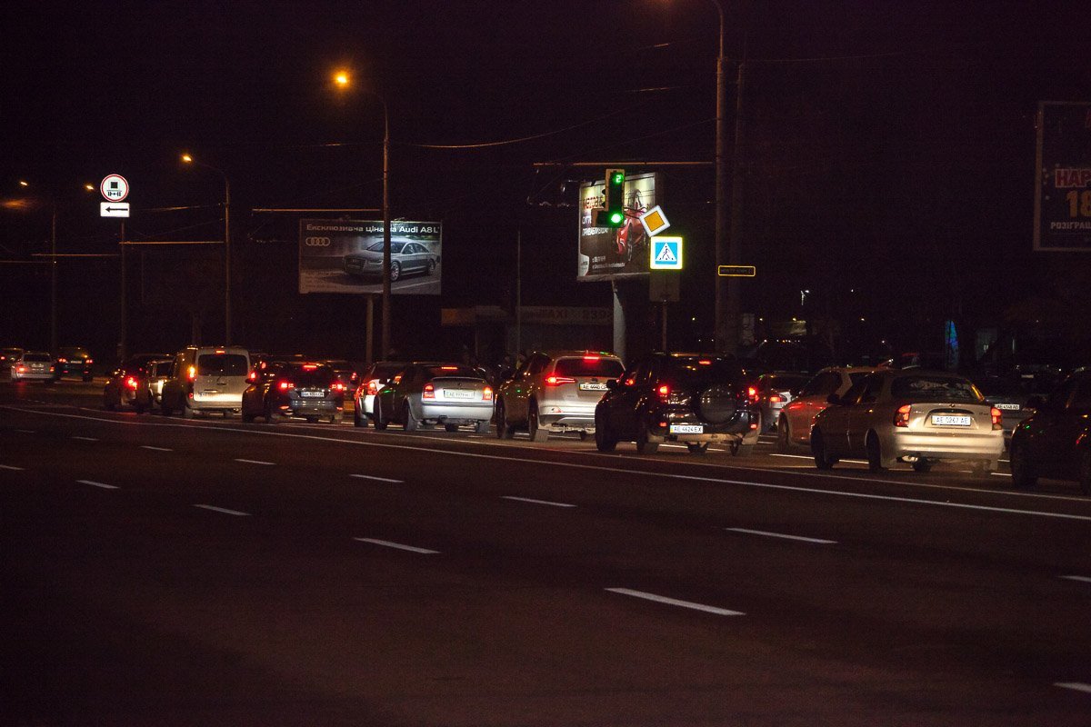 Десятки машин "тянутся" по Набережной Десятки машин "тянутся" по Набережной