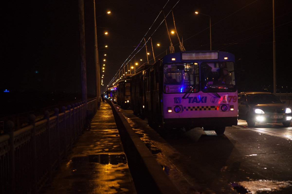 На мосту образовалась пробка На мосту образовалась пробка