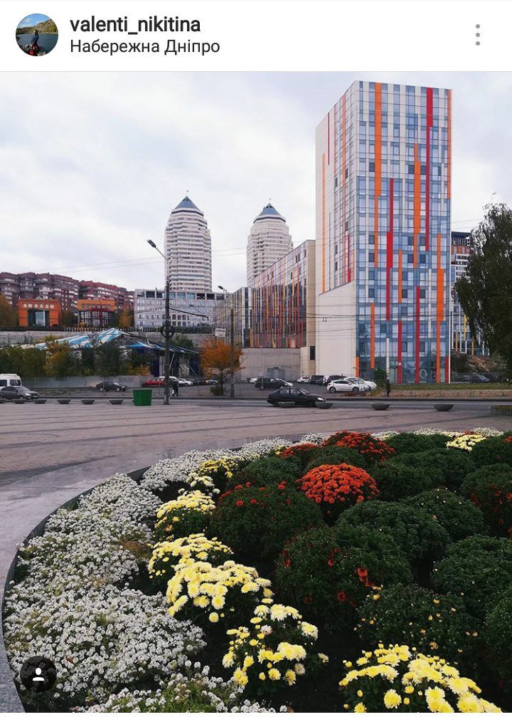 Набережная радует самыми разными красками