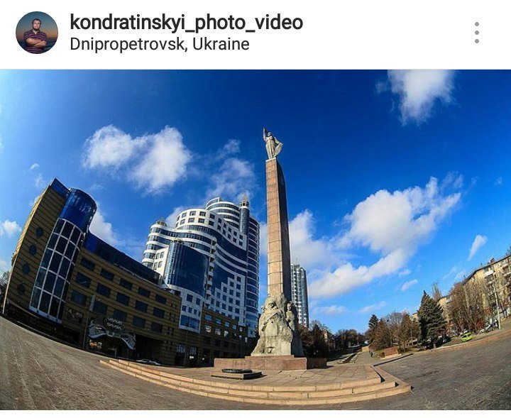 Памятник Славы смотрится величественно на фоне голубого неба