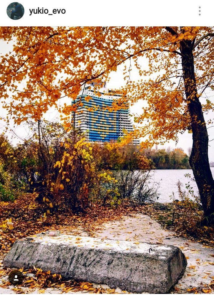 Недостроенная гостиница парус одиноко стоит у воды