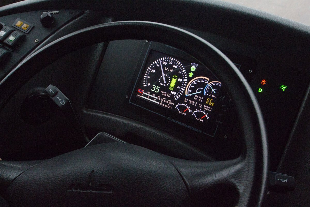 В кабине водителя троллейбуса приборная доска очень удобна